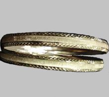 צמיד זהב 14K מחוספס מט באמצע וקנטים איקסים בצדדים (520891)