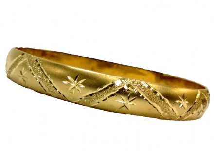 צמיד זהב 14K מרוקאי מקומר בומביי עם תחתית בחריטה אומנותית על רקע מט (2210)